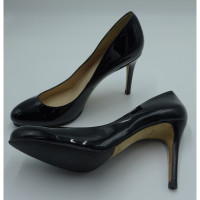 L.K. Bennett Pumps/Peeptoes aus Lackleder in Schwarz