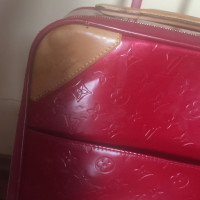 Louis Vuitton Reisetasche aus Lackleder in Rot