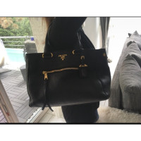 Prada Handtasche aus Leder in Schwarz