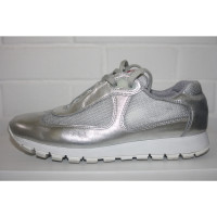 Prada Sneakers aus Leder in Silbern