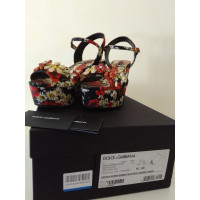 Dolce & Gabbana Chaussures compensées en Toile en Noir