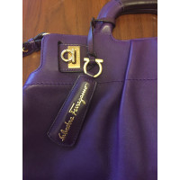 Salvatore Ferragamo Handtasche aus Leder in Violett