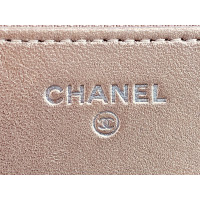 Chanel Clutch aus Leder in Gold