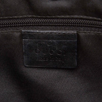 Gucci Umhängetasche aus Wildleder in Schwarz