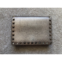 Valentino Garavani Clutch aus Leder in Gold