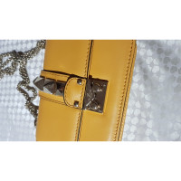 Valentino Garavani Umhängetasche aus Leder in Gelb