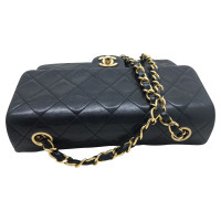 Chanel Classic Flap Bag New Mini aus Leder in Schwarz