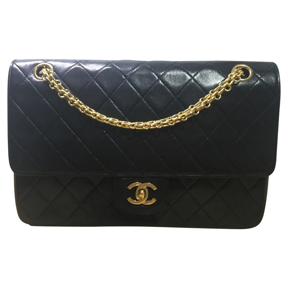 Chanel Classic Flap Bag Medium aus Leder in Schwarz