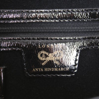 Anya Hindmarch Handtasche aus Lackleder in Schwarz