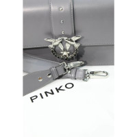 Pinko Umhängetasche aus Leder in Grau