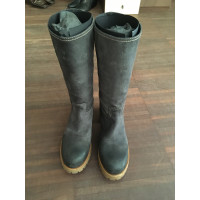 Prada Stiefel aus Wildleder in Grau