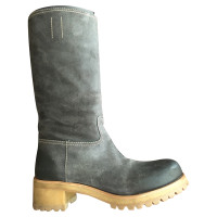 Prada Stiefel aus Wildleder in Grau