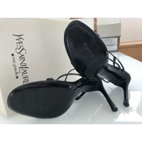 Yves Saint Laurent Sandalen aus Lackleder in Schwarz