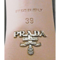 Prada Pumps/Peeptoes aus Leder in Schwarz