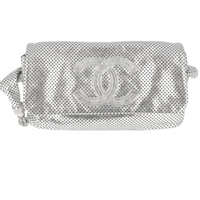Chanel Umhängetasche aus Leder in Silbern