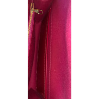 Louis Vuitton Clutch Lakleer in Roze