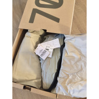 Yeezy Sneakers aus Wildleder in Grau