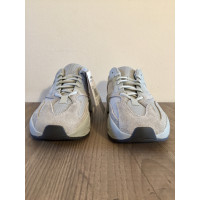 Yeezy Sneakers aus Wildleder in Grau