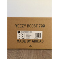 Yeezy Sneakers aus Wildleder in Grau