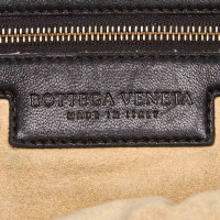 Bottega Veneta Umhängetasche aus Leder in Schwarz