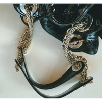 Christian Dior Umhängetasche aus Lackleder in Schwarz