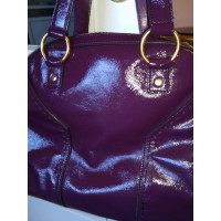 Yves Saint Laurent Handtasche aus Lackleder in Violett