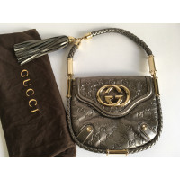 Gucci Handtasche aus Leder in Grau