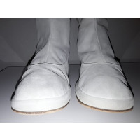 Karl Lagerfeld Stiefel aus Wildleder in Weiß