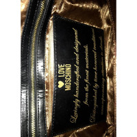 Moschino Love Umhängetasche aus Leder in Schwarz