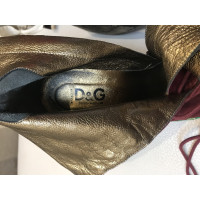 Dolce & Gabbana Stiefel aus Wildleder in Bordeaux