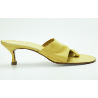 Christian Louboutin Sandales en Cuir en Jaune