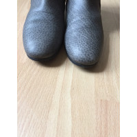 Gucci Stiefel aus Leder in Grau