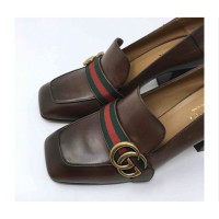 Gucci Pumps/Peeptoes aus Leder in Braun