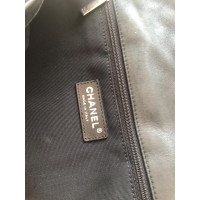 Chanel Umhängetasche aus Leder in Grau