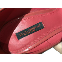 Dolce & Gabbana Pumps/Peeptoes aus Lackleder in Rosa / Pink