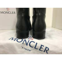 Moncler Stiefel aus Leder in Schwarz