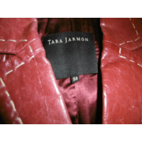 Tara Jarmon Jacke/Mantel aus Lackleder in Bordeaux