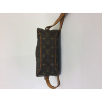 Louis Vuitton Umhängetasche aus Canvas in Braun