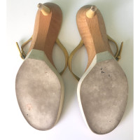 Miu Miu Sandalen aus Lackleder in Gelb