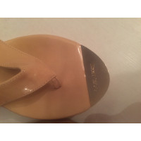 Jimmy Choo Sandalen aus Lackleder in Beige