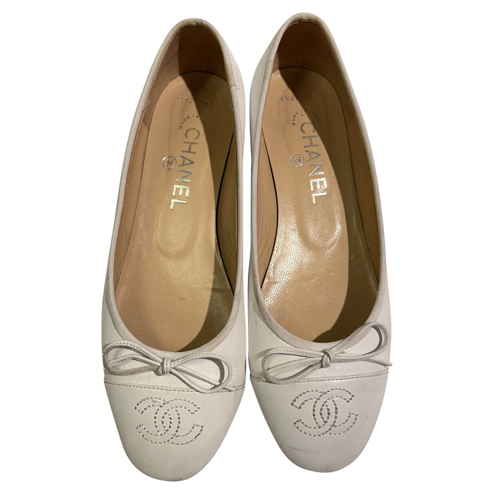 Chanel Slippers/Ballerina's Leer in Wit