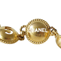 Chanel riem met verheven ledematen en iconische symbolen