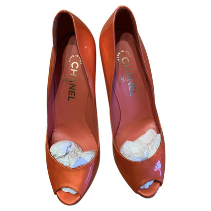 Chanel Chaussures compensées en Cuir verni en Orange