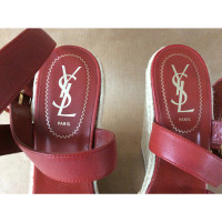 Yves Saint Laurent Chaussures compensées en Cuir en Rouge