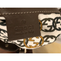Gucci Umhängetasche aus Wildleder in Taupe