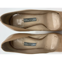 Prada Pumps/Peeptoes aus Lackleder in Beige