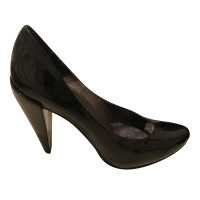 Pura Lopez Pumps/Peeptoes aus Lackleder in Schwarz