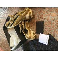 Gucci Sneakers Lakleer in Goud