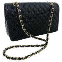 Chanel Classic Flap Bag in Pelle verniciata in Nero