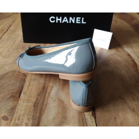 Chanel Slipper/Ballerinas aus Lackleder in Blau